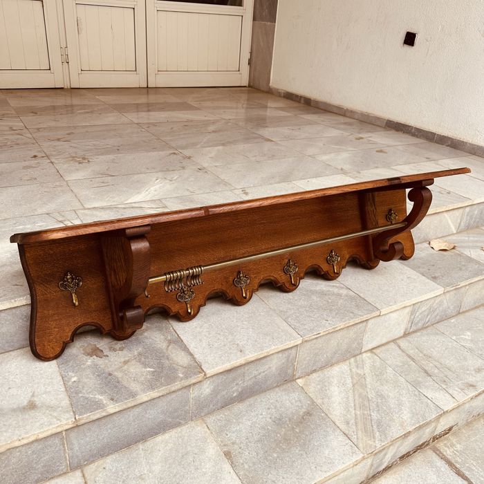 Винтидж дървен стенен рафт с месингови закачалки – класически стил