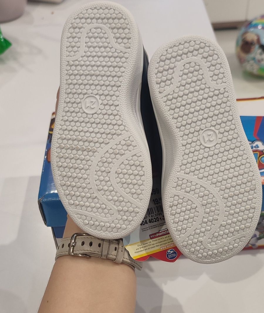Чисто нови детски обувки
