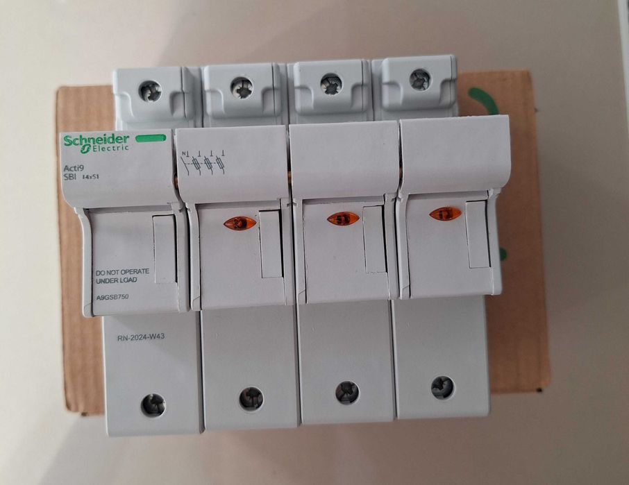 Separator cu fuzibile Schneider 3P+N A9GSB750+ 4 sigurante fuzibile