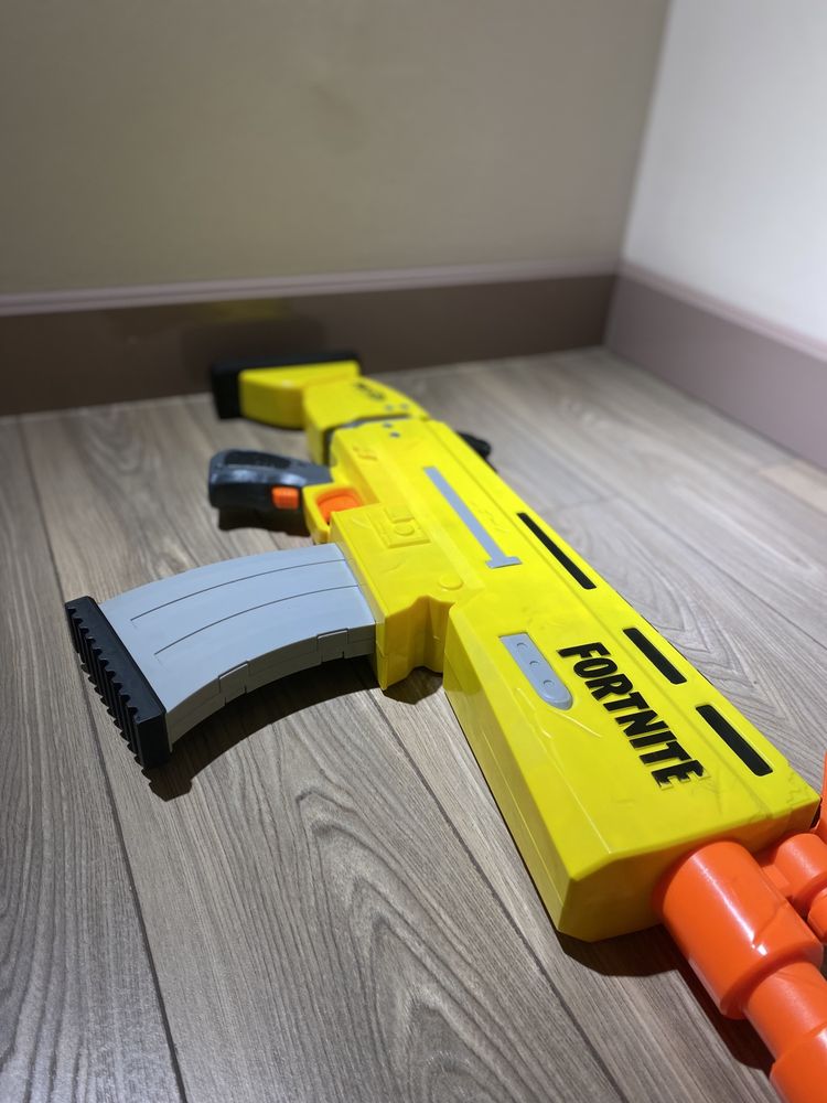 Бластер Nerf Scar из Фортнайт