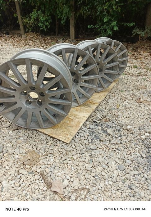 Se vând doua seturi jante R17