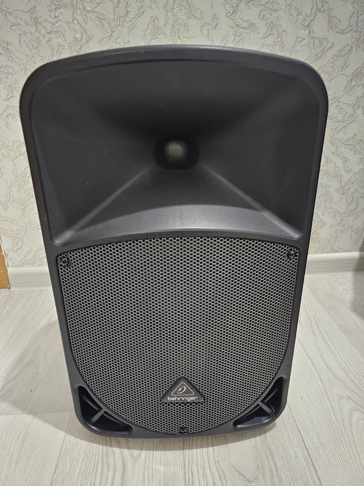 Продам активную колонку Behringer Eurolive B110D