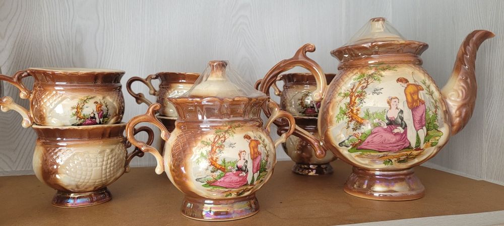 Чайный сервиз, чайник, сахарница, чашки и 6 чашек