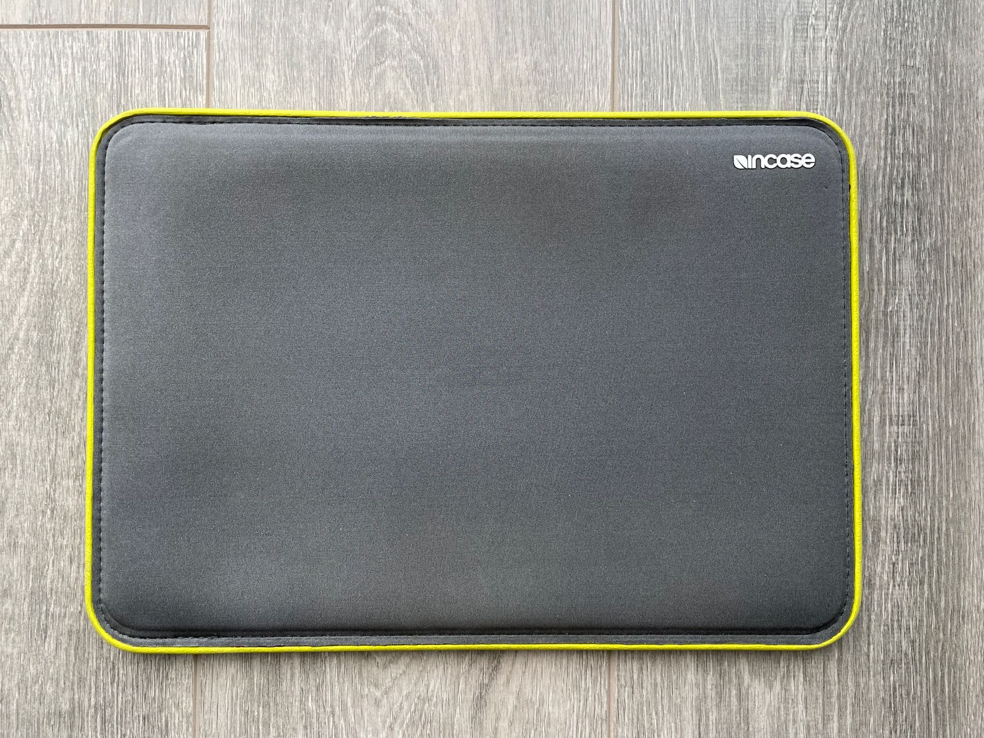 Incase ICON Sleeve с Tensaerlite за MacBook Air 13 инча - Сив