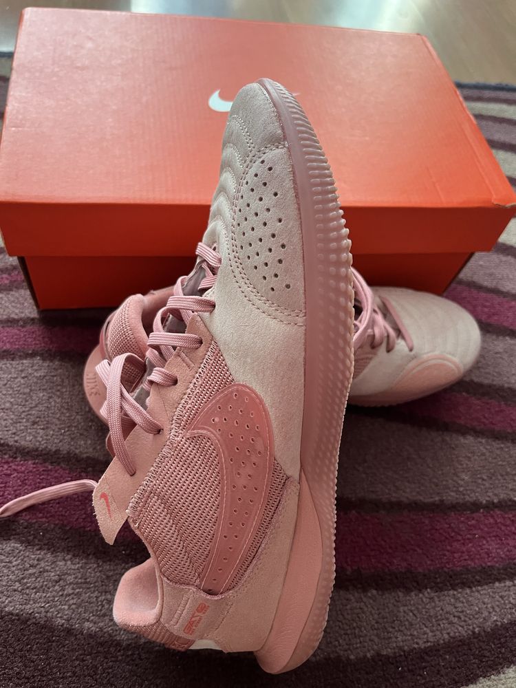 Nike маратонки.