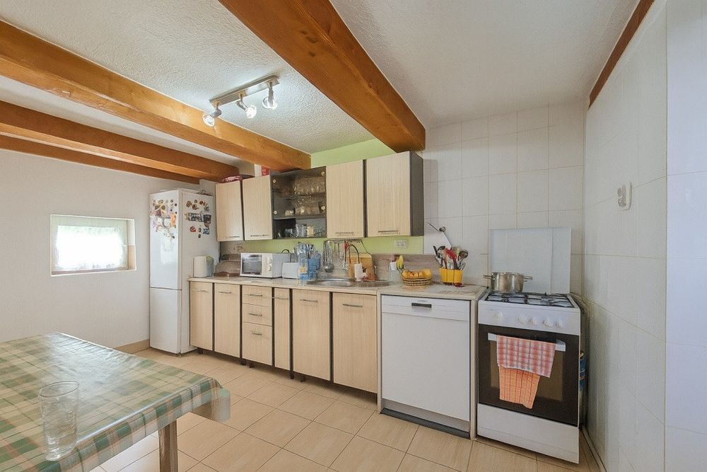 Casă cu 3 camere  curte comuna și curte proprie în Sibiu, strada Părul