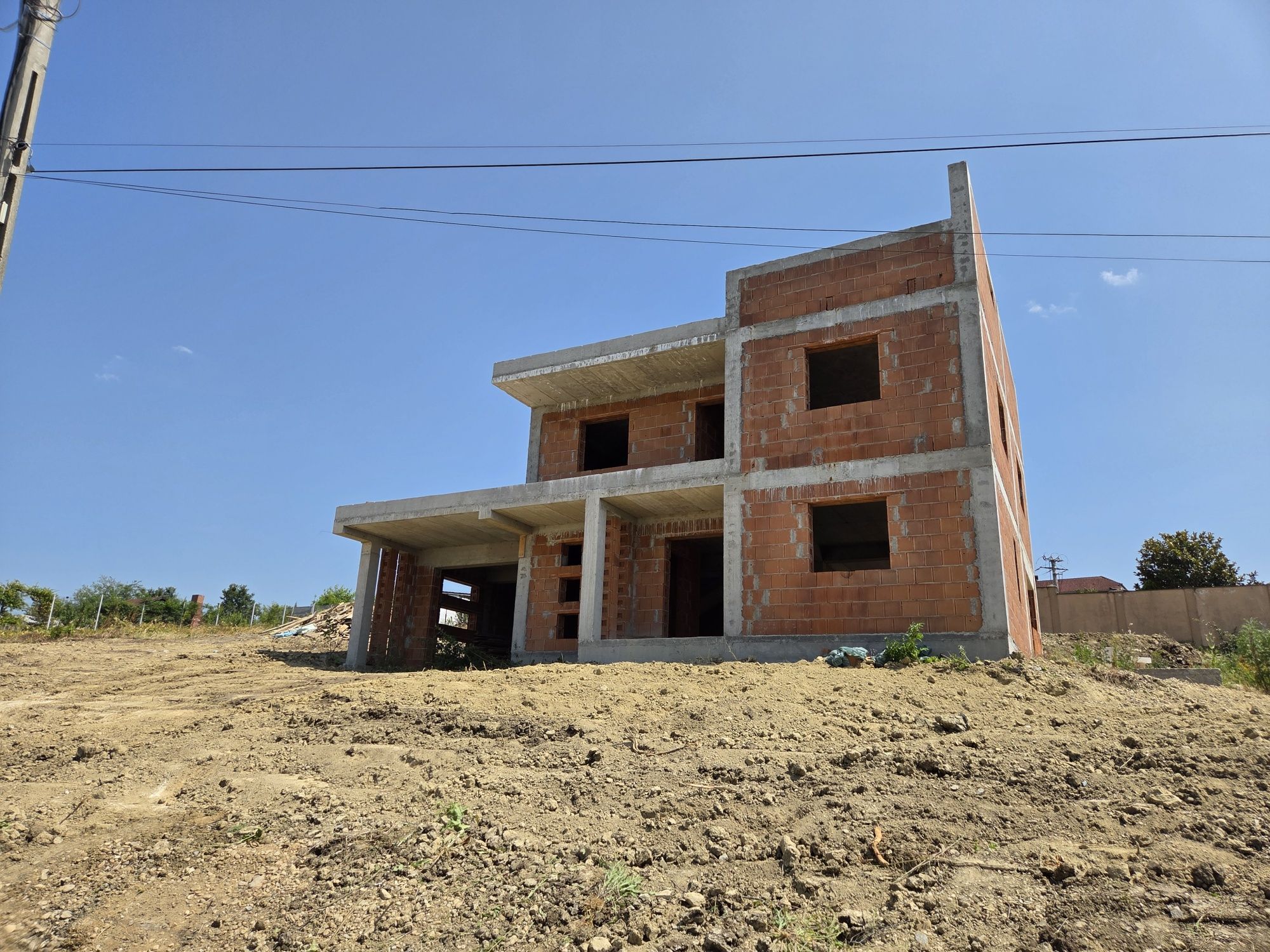 Casa in rosu cu teren de 1000 mp, zona Doja - str. Ghioceilor