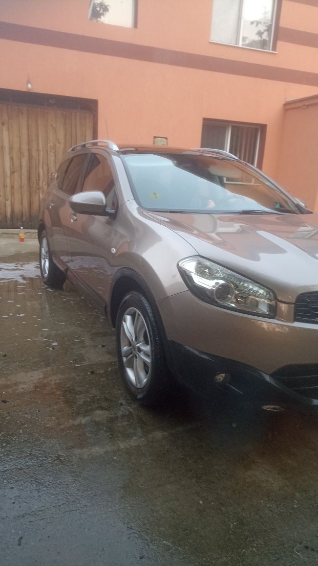 Nissan Qashqai  +2