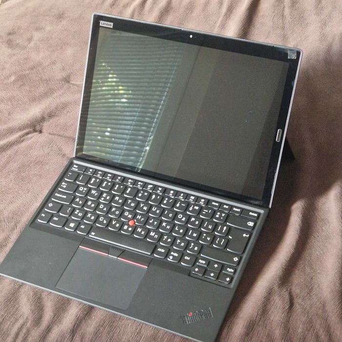 Продавам лаптоп таблет Lenovo ThinkPad X1 Tablet 3 Gen