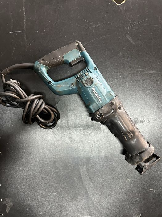 Саблен трион Makita JR3050T