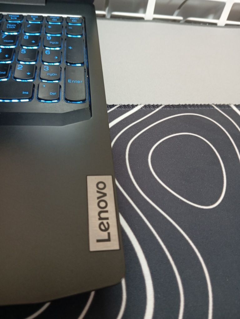 Геймърски лаптоп Lenovo