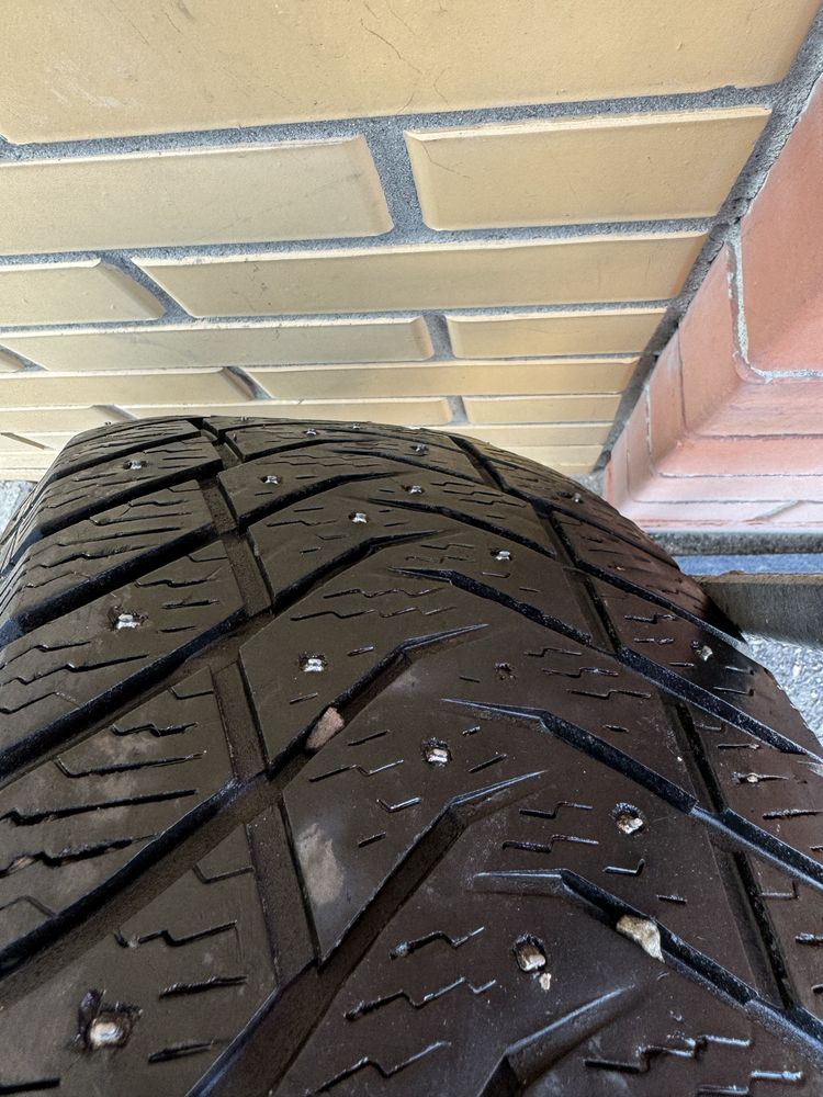 Продам два балона Yokohama ice guard 65