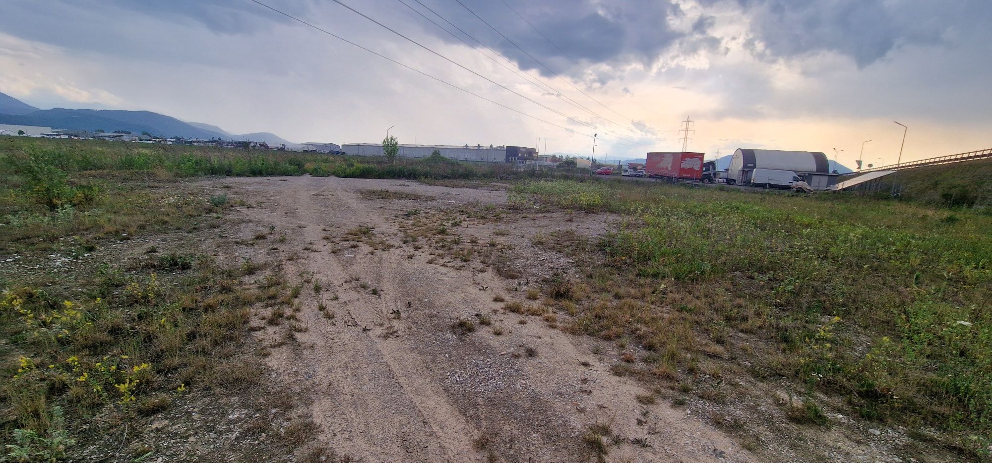 Vând teren 3270 mp ,cu utilitati,pentru constructie hală, intravilan