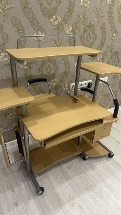 Компьютерный стол -париа