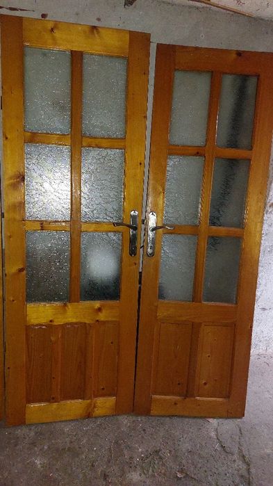 Vând 4 uși de brad pentru apartament