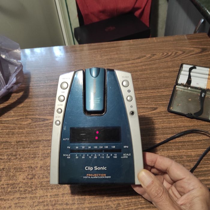 Aparat radio cu ceas