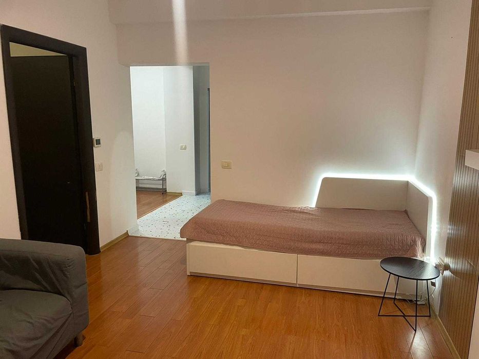 Garsoniera mobilata cu birou si bucatarie inchisa