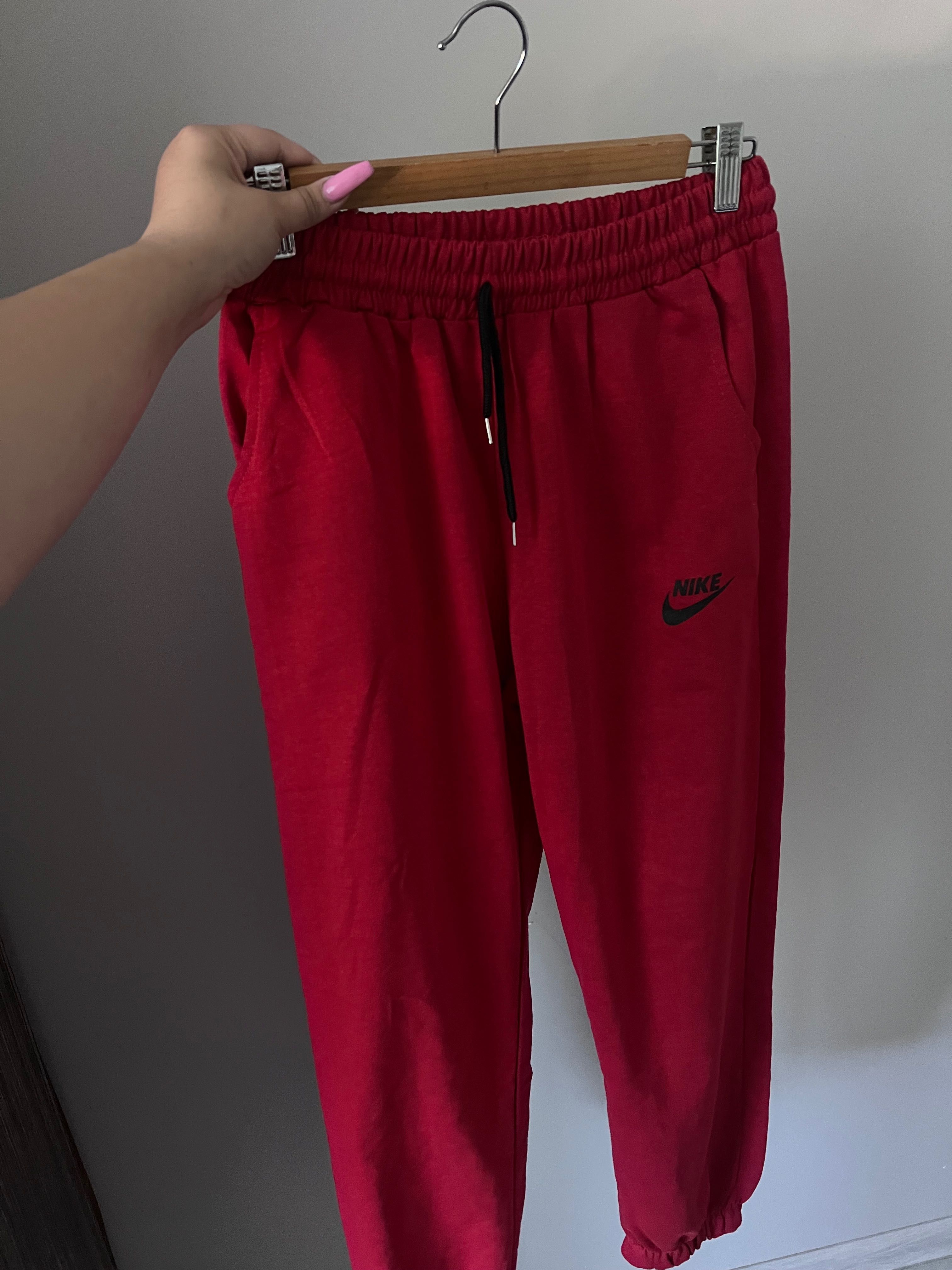Nike долнище червено