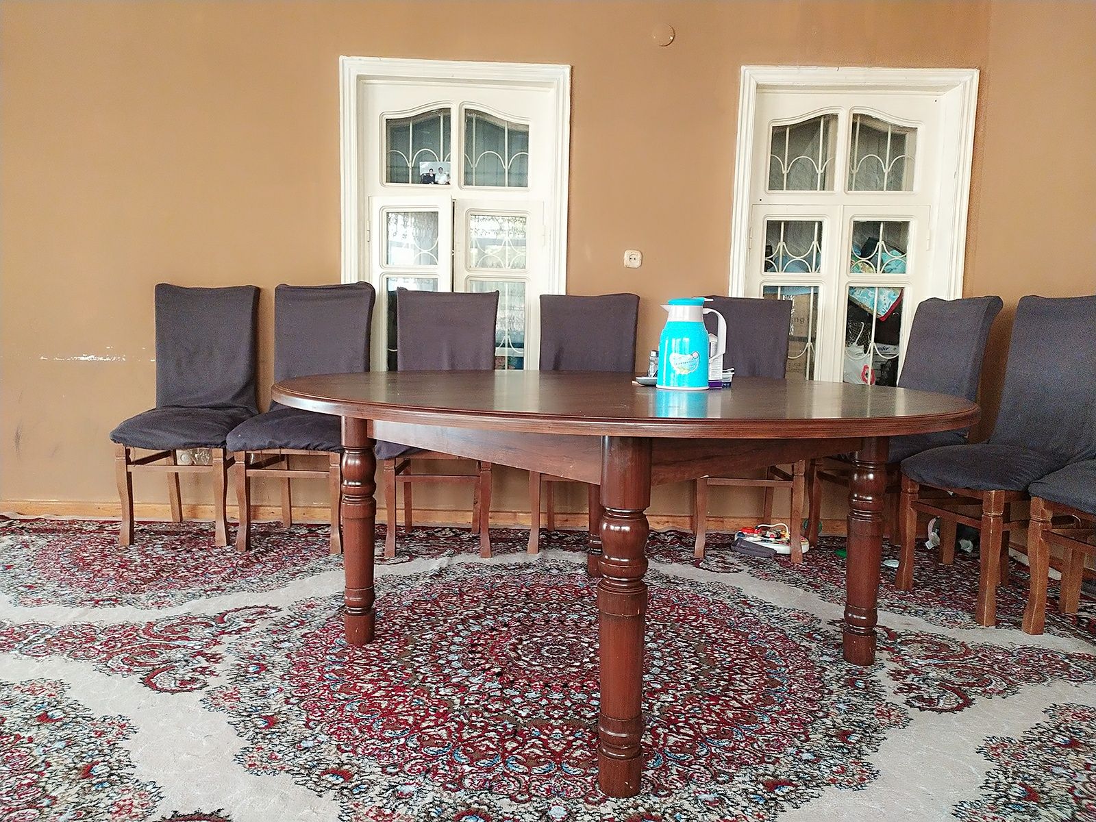 Круглый стол для гостиной