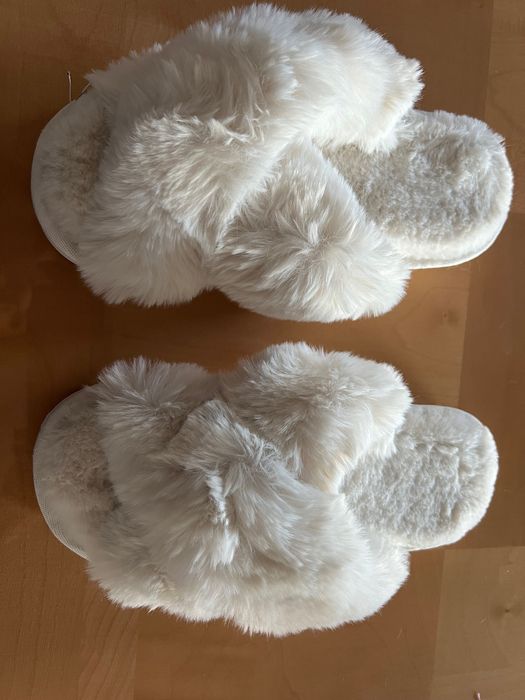 Papuci de casă pufoși, călduroși și foarte ușori