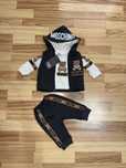 Trening bebelusi Moschino 6 luni , 3 piese , nou cu eticheta