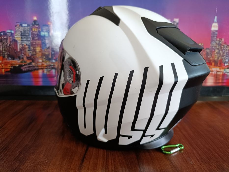 Мото шлем от итальянского бренда UOSS