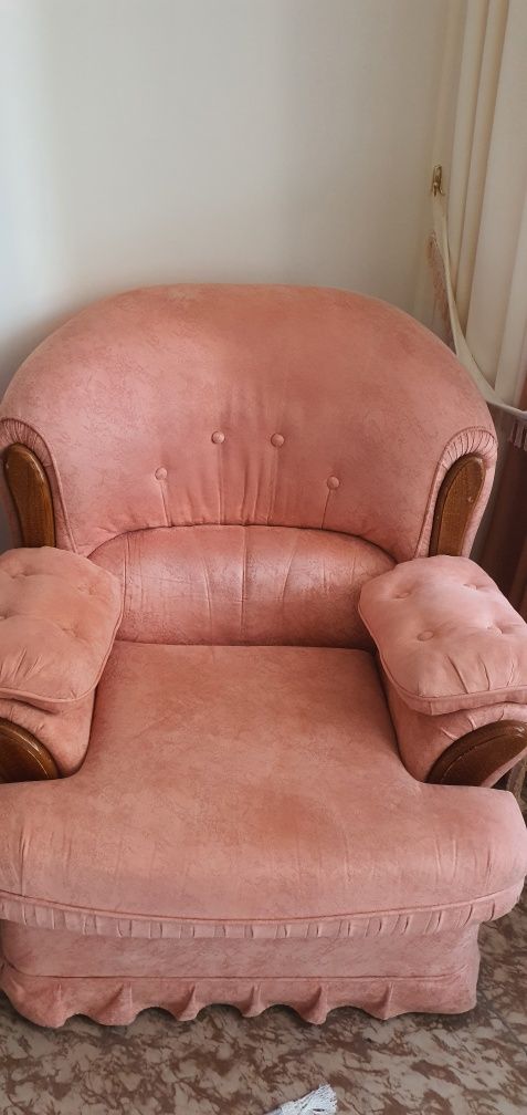 Срочно Диван и 2 кресла персиковый цвета