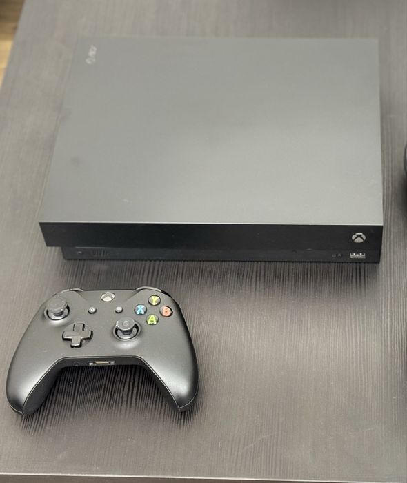 Vand Xbox One X 1 TB + Controller