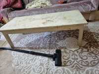 Маленький деревянный стол с доской