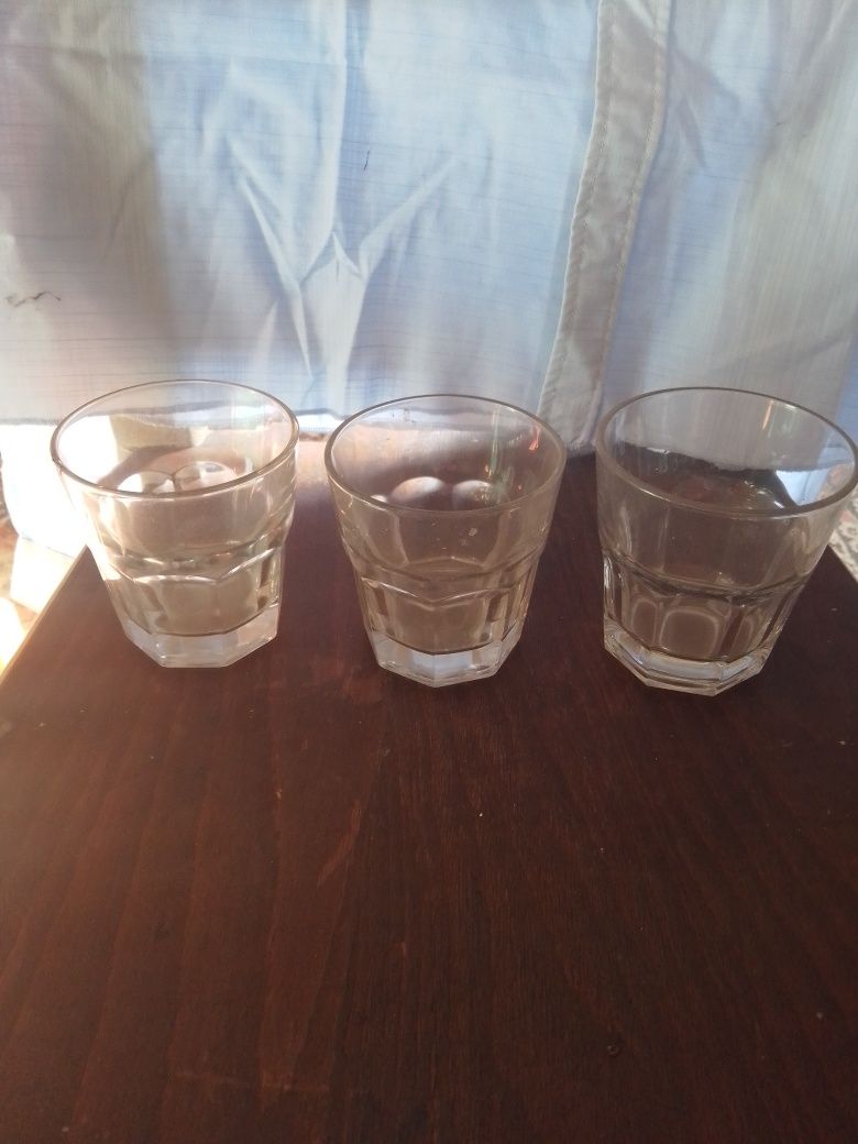 Чаши стъклени и порцеланови