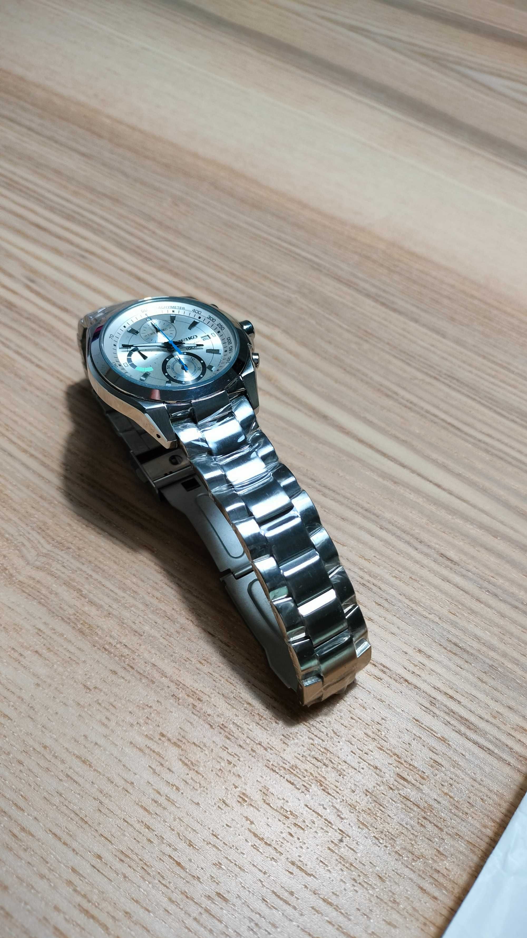 Чисто нов часовник Seiko с кутията.