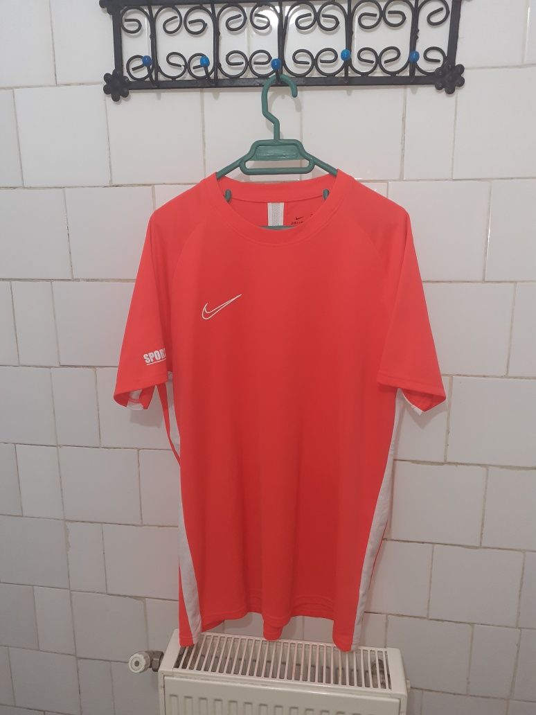 Tricou marca Nike mărime xl culoare roșie