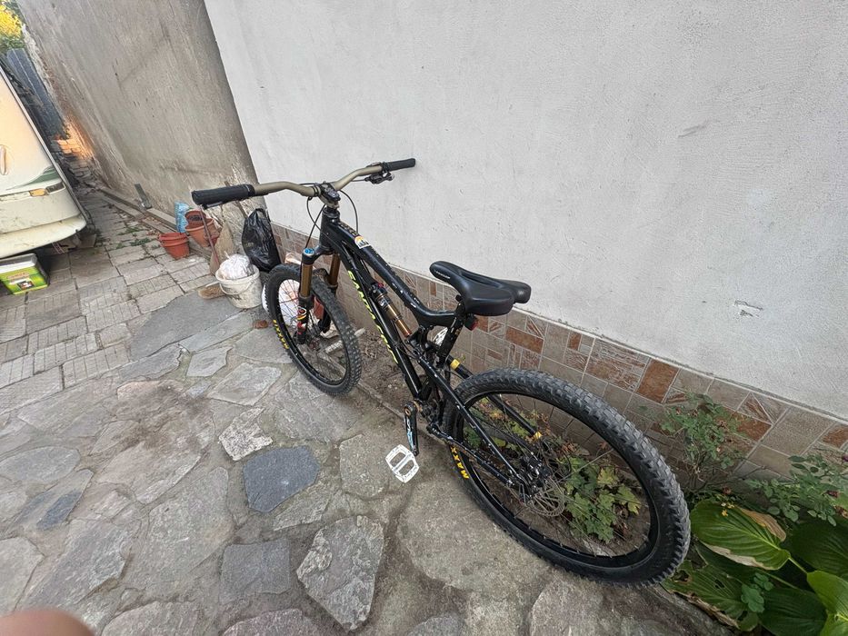 Продавам планински велосипед Santa Cruz