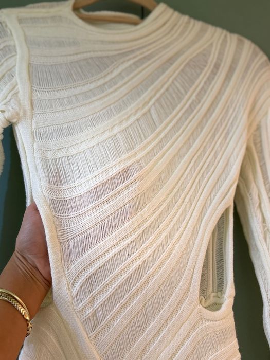 Бяла плетена рокля по тялото
