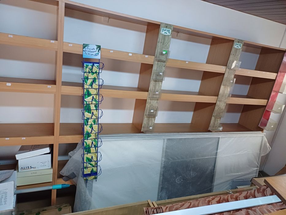Vitrine și corpuri cu rafturi