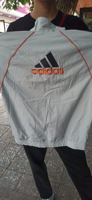 Ветровка adidas в отличном состояние