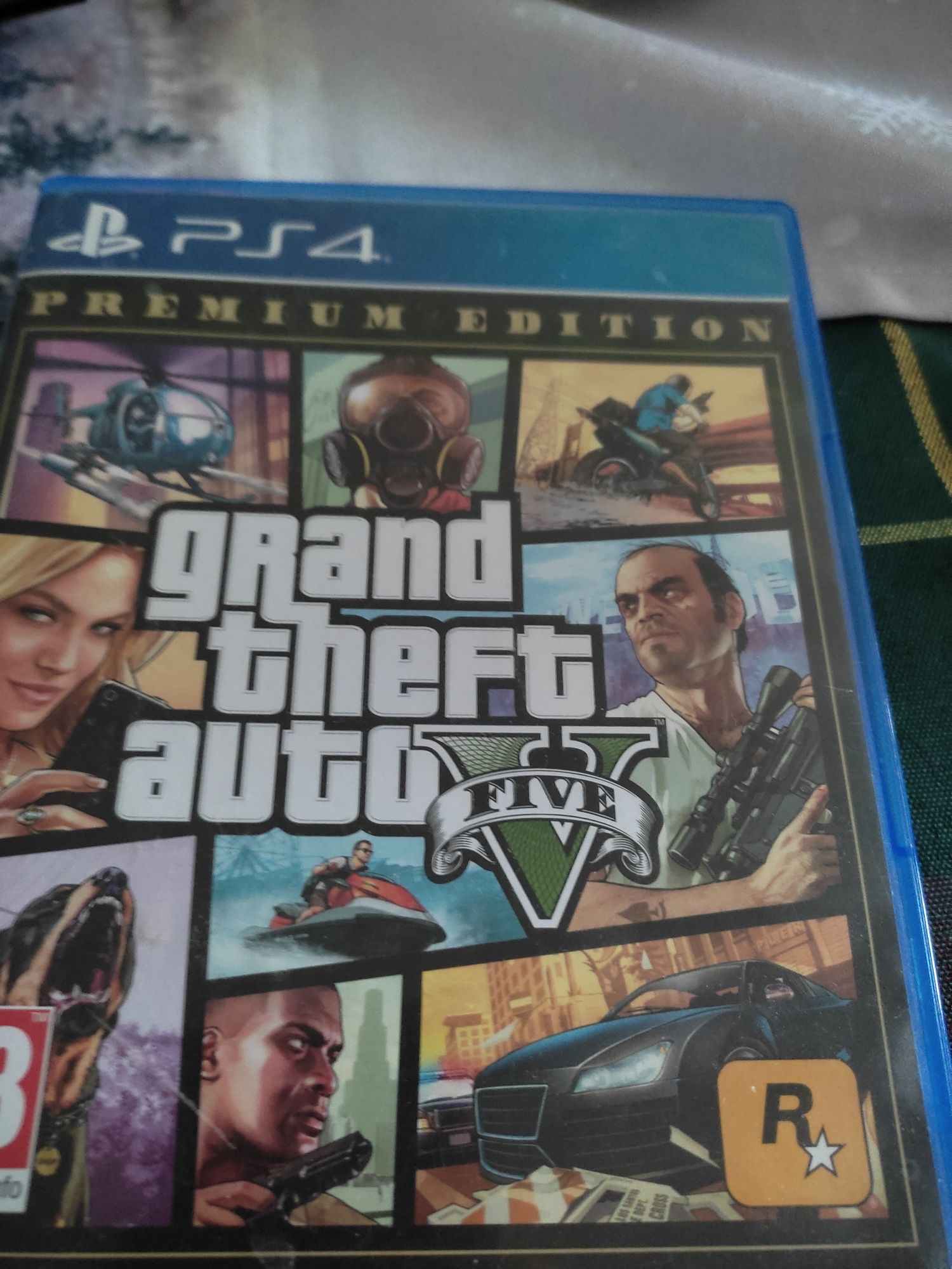 Продавам PS4 с два джойстика и 4 игри