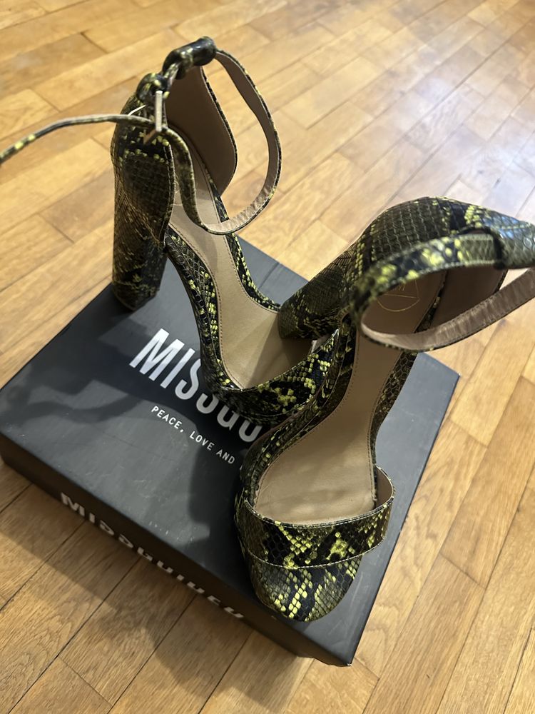 Змийски принт сандали Missguided