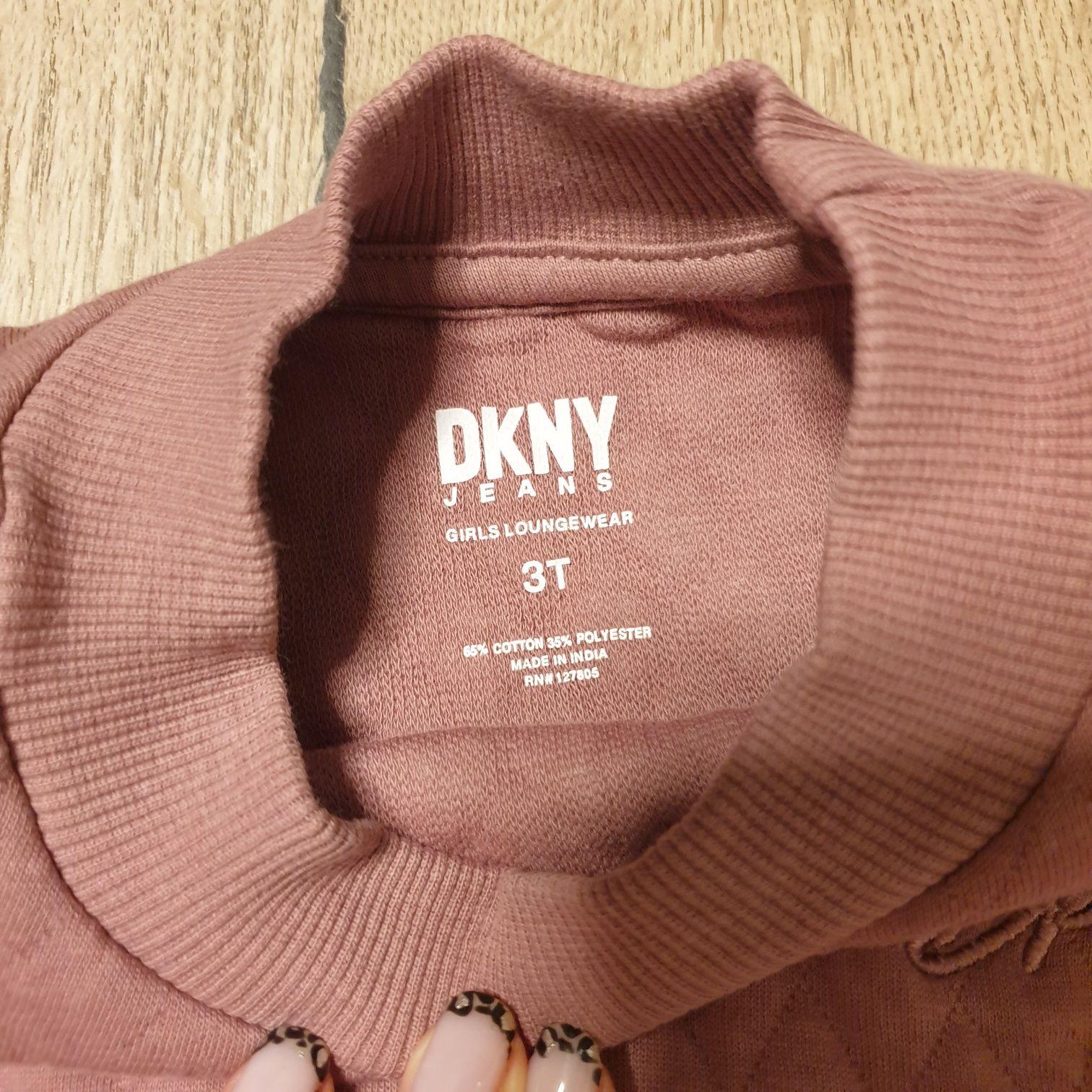 Спортен екип на DKNY за момиче 2/3 години