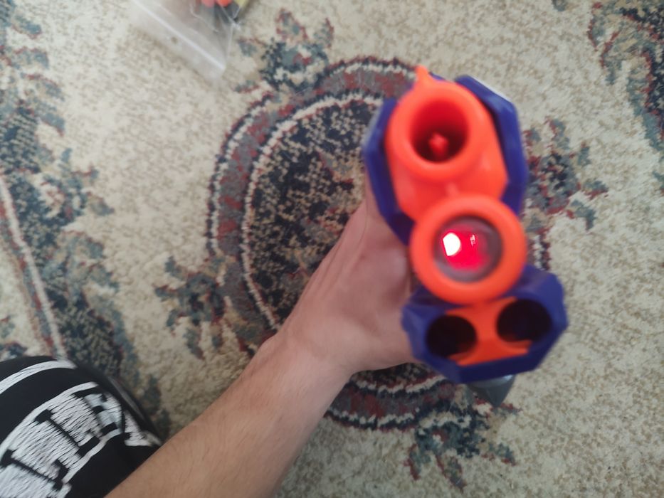 Pistol nerf cu laser+ 10 gloante de burete