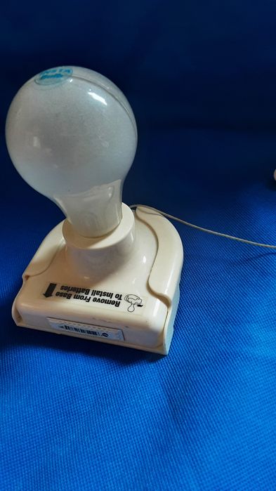 Veioza cu încărcare adaptor sau baterii.