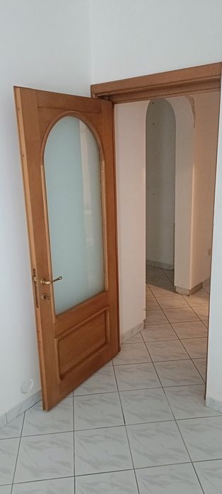 Ușa de interior din lemn cu toc
