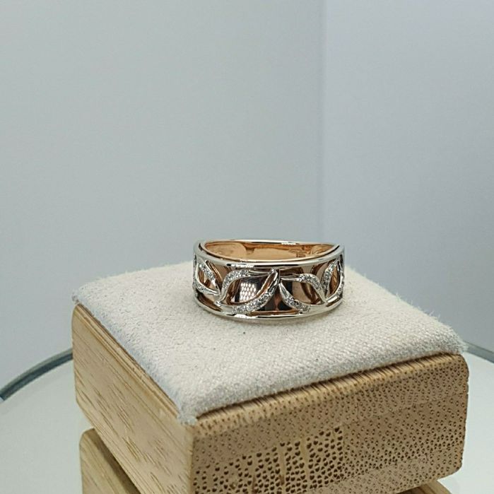 Sunlight Россия завод Кольцо с бриллиантом 585пробы 16размер
3.24грам