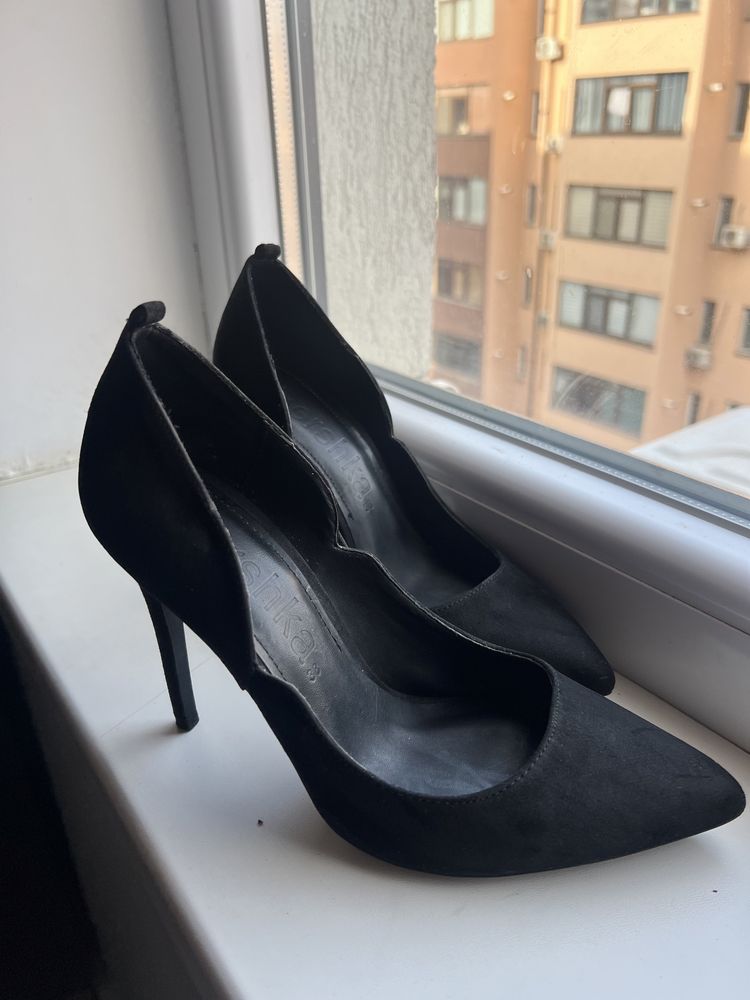 Vând pantofi stiletto negrii