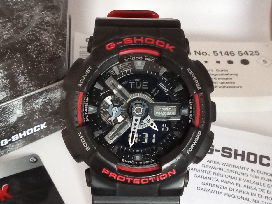 Смарт часовници с кутии и документи