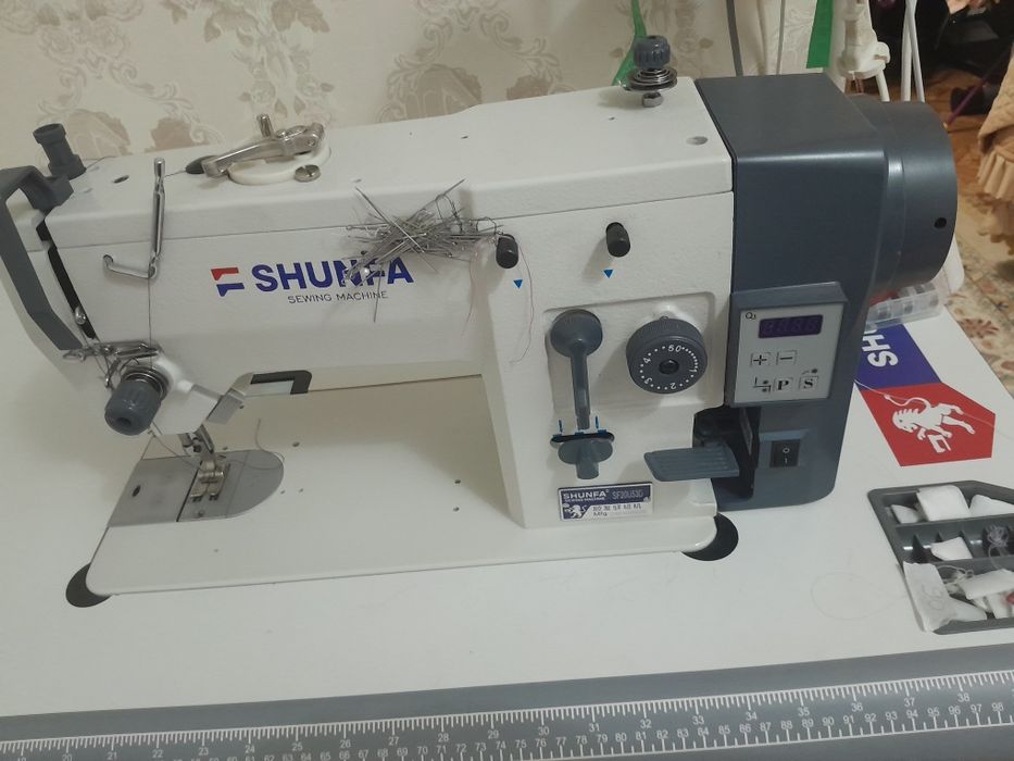 Продам швейную промышленую машинку  зигзаг для средних  тканей.