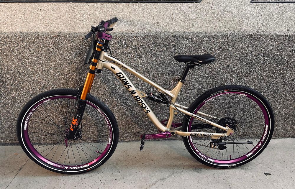 GUNS N ROSES ( двух подвес )