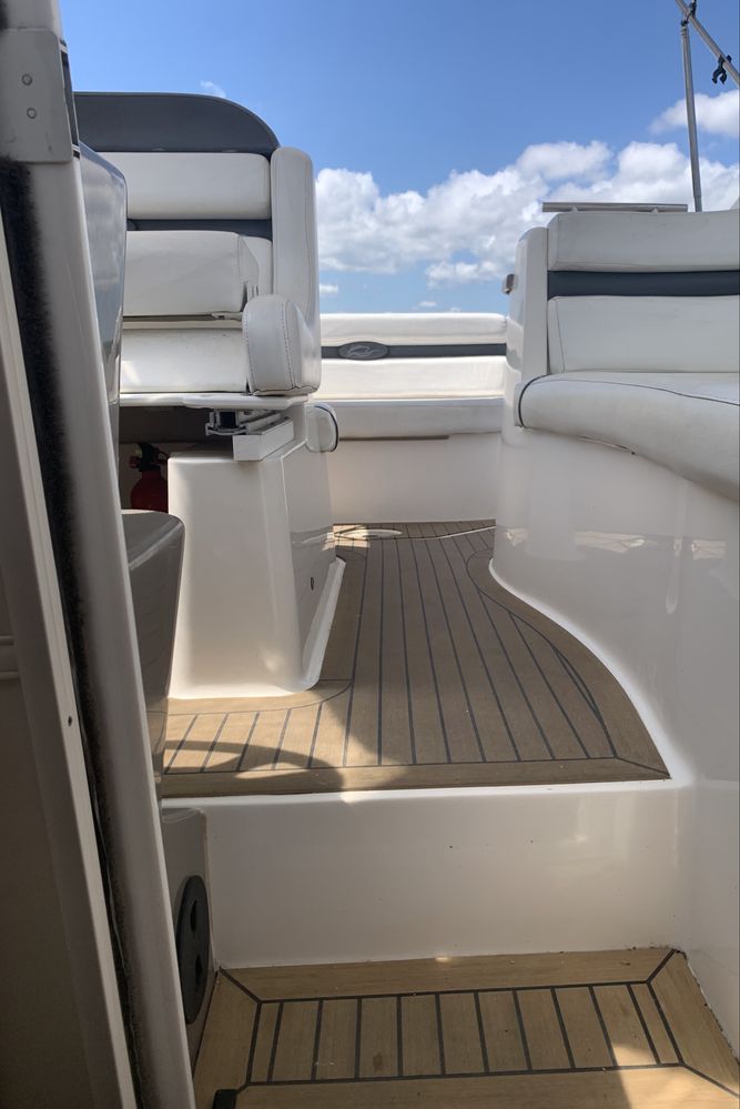Яхта Rinker 260 Express Cruiser