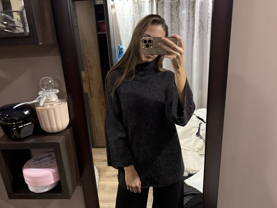 тъмно сив пуловер