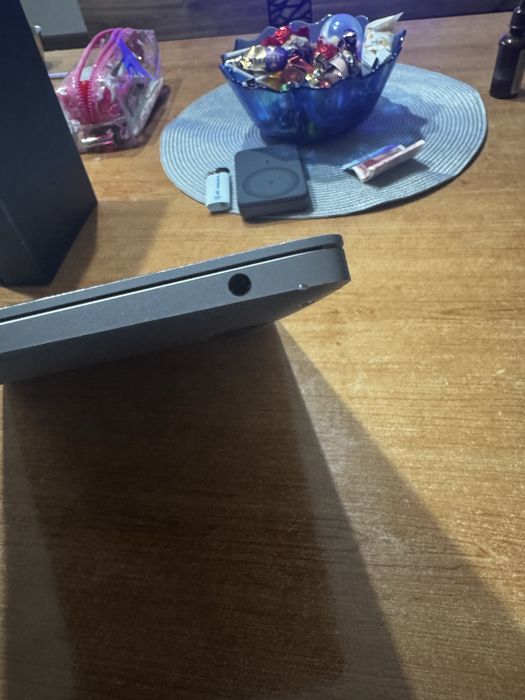 MacBook 13″ Air M1 – батерия 100%, леко износване по ръбовете